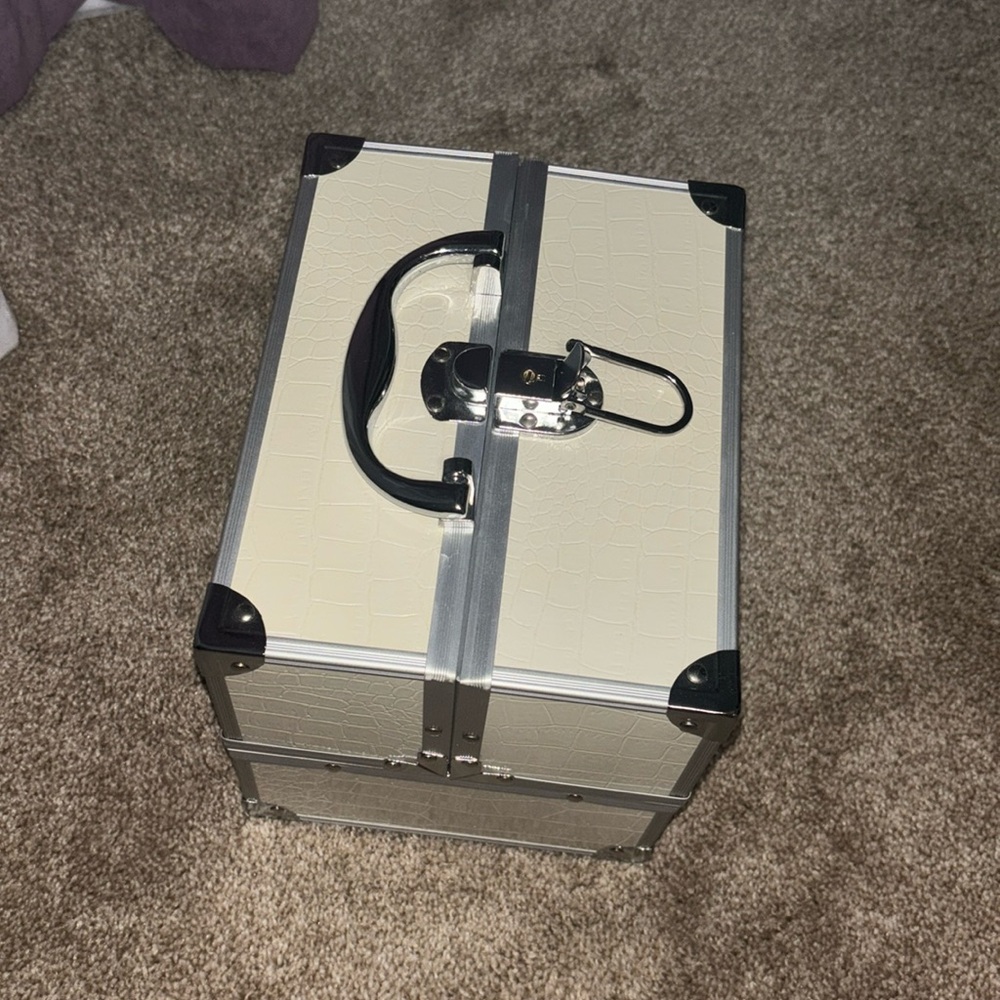 Makeup/jewelry storage box